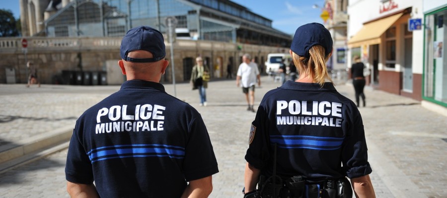 Policier municipaux dans les rues du centre-ville © B Derbord
