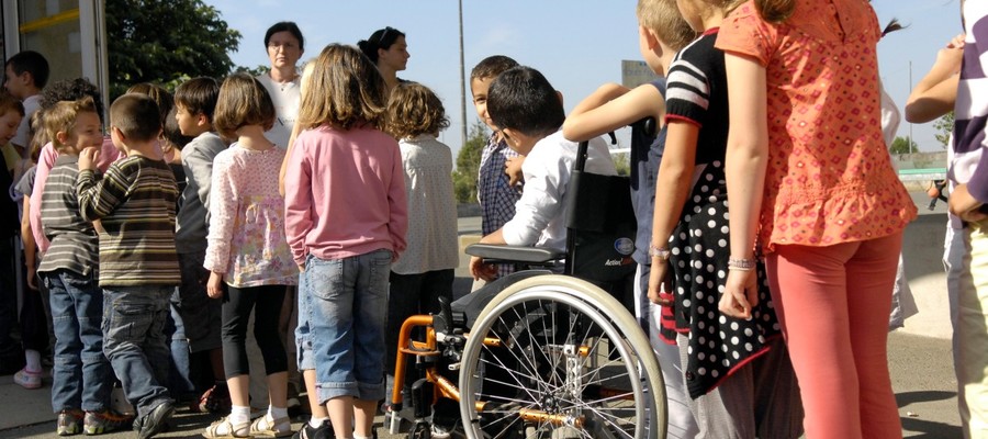Enfant en fauteuil roulant dans une école niortaise © B Derbord