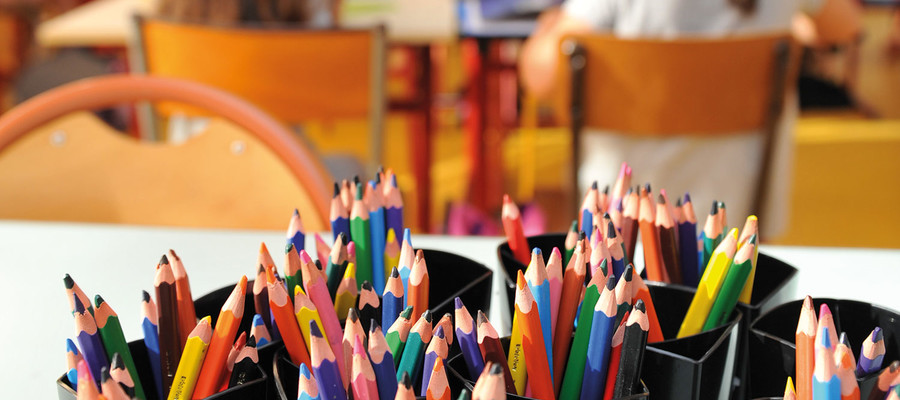 Photo de pots de crayon avec élèves en fond © Bruno Derbord Ville de Niort