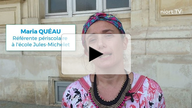 Fête de fin d'année de l'école Jules-Michelet sur le parvis de l'Hôtel de Ville de Niort