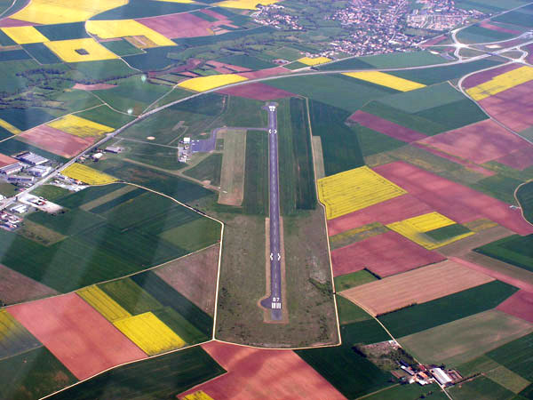 L'aérodrome de Niort-Marais poitevin © 