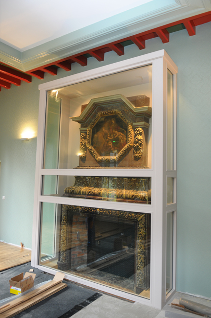 La cheminée en plâtre doré à la feuille d'or a été mise à l'abri sous une vitrine anti-incendie. - Agrandir l'image 10 sur [15], fenêtre modale