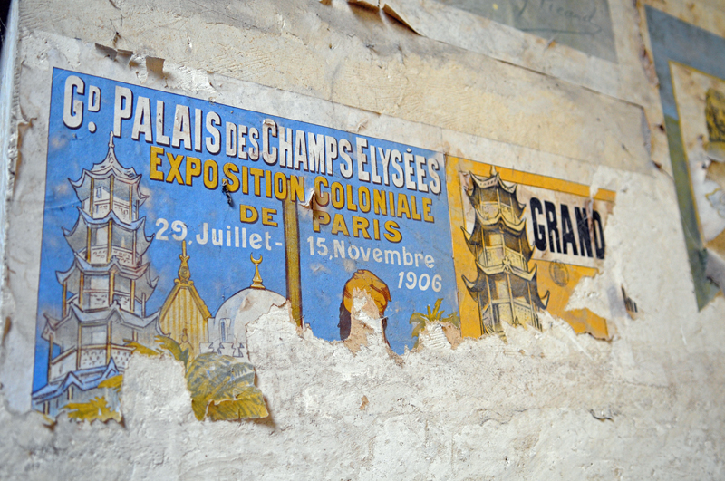 Les vieilles affiches qui décorent la cage d'escalier seront conservées. - Agrandir l'image 14 sur [15], fenêtre modale