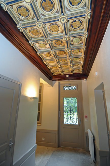 Le plafond en faïence de Parthenay dans le couloir du rez-de-chaussée, débarrassé de sa protection de briques. - Agrandir l'image 7 sur [15], fenêtre modale