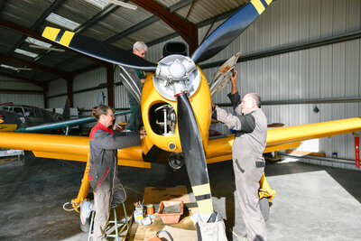 Membres de l?association Escadrille du souvenir qui remet en etat des vieux avions