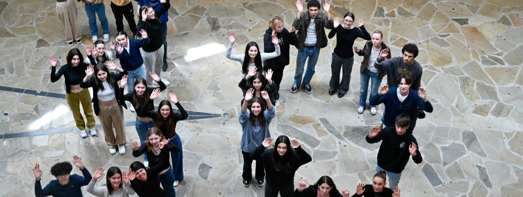 Preparation de l'exposition des lyceens de Jean Mace.