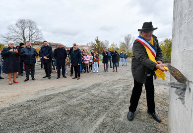 Lancement du projet de création d'un pôle commercial à Fors Lancement du projet de création d'un pôle commercial à Fors, avec la dépose de la 1ère pierre d’une friche en centre-bourg.
