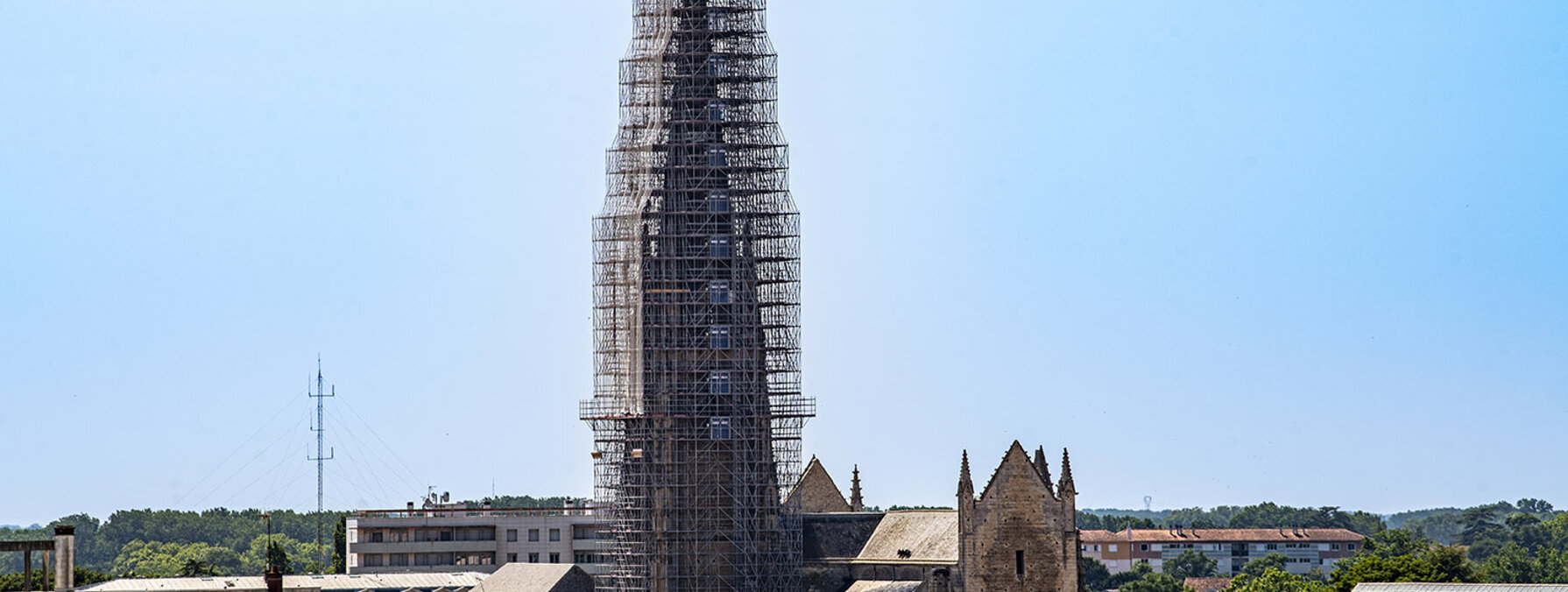 Clocher de l'église Notre-Dame de Niort entièrement enveloppé d'échafaudages lors des travaux de restauration