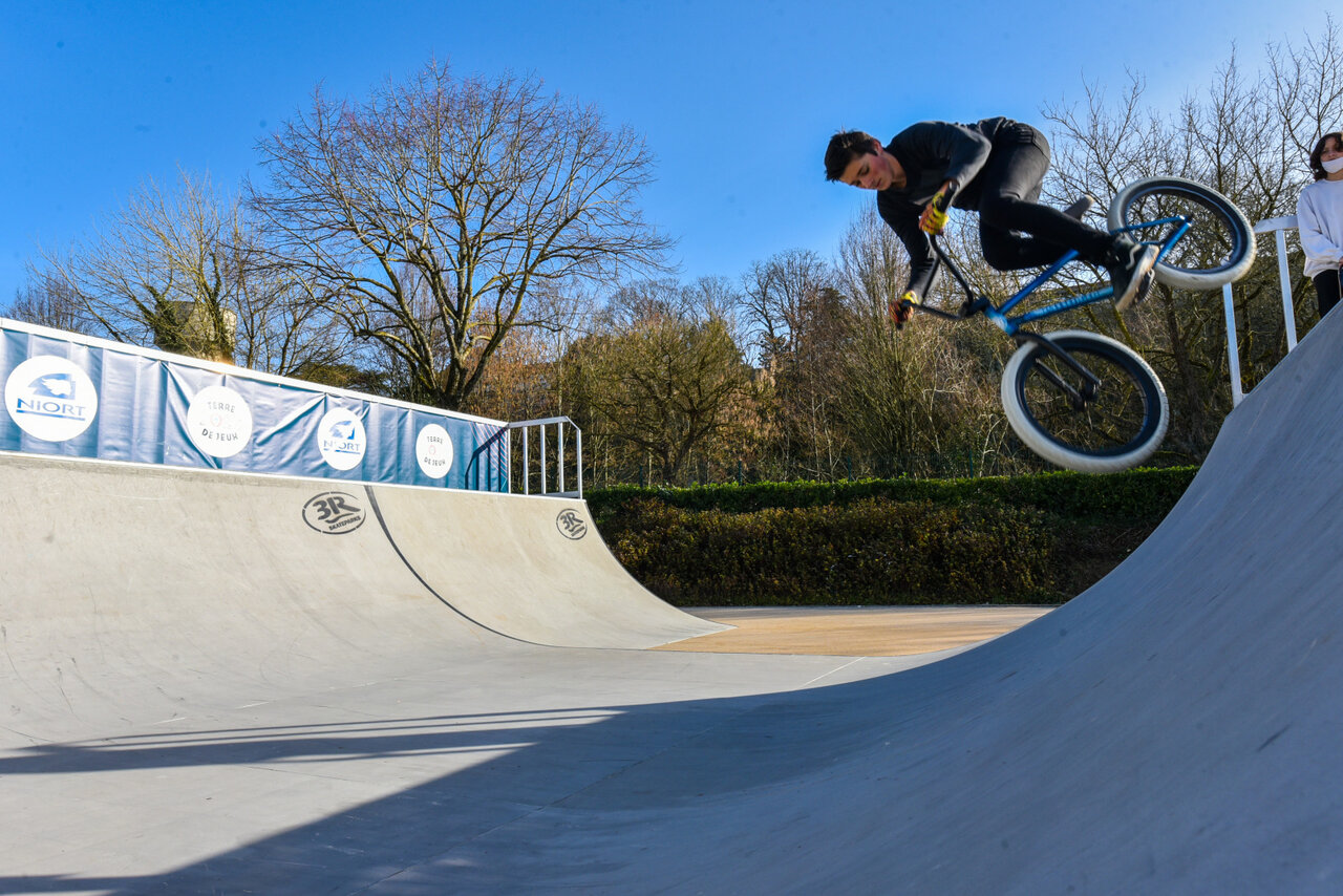 Les premiers utilisateurs du skate park flambant neuf testent l'equipement sportif