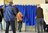 Personnes se dirigeant vers l'isoloir pendant des élections