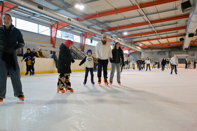 Decoration d'Halloween a la patinoire et patineurs et patineuses sur la glace