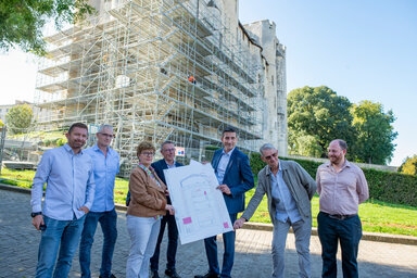 Jérôme Baloge et les acteurs du chantier consultent des plans devant l'échafaudage de la tour nord