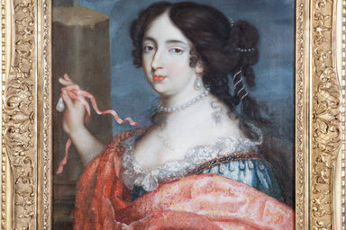 Portrait de Françoise d'Aubigné dans son cadre doré sculpté, sujet tenant un ruban rose, collier de perles